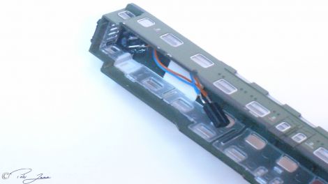 Als erstes wurden die Öffnungen für die Zugschlußbeleuchtung durchbohrt und mit angeschliffenen roten LED hinterlegt, die auch schon im Vorfeld verlötet waren. Durch die gewählte Bauweise mit den vorkonfigurierten LED-Plättchen ...