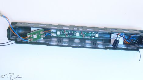 Alsbald wurden die ersten LED-Plättchen in der Dachkanzel und in einem Drehgestellbereich eingesetzt. Von dem LED-Plättchen im Dachbereich gehen auch die Kabel (grau, schwarz) ab, die zur Versorgung der ganzen ...