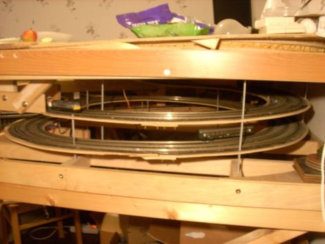 Hier ist die alte Gleiswendel: 3-Gleisig, 1 3/4 Umdrehungen, Durchmesser etwa 70 cm beim großen Kreis, dort wo die Lok steht, 12 cm Höhenunterschied mit anschließender Rampe auf Niveau 0.