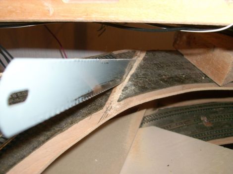 Die Schienen bei der Schnittstelle sind ausgebaut und zur späteren Wiederverwendung beiseite gelegt. Jetzt kommt die Säge zum Einsatz. Der Fahrbetrieb muss erst mal ruhen.