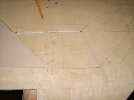 Auf der Grundplatte habe ich die Maße der zukünftigen Trassenbretter aufgezeichnet. Die Anregung dazu habe ich hierher: https://www.nproject.org/de/modellbahn/wie-baut-man-eine-gleiswendel Allerdings hat meine Wendel nicht 6 sondern 8 Ecken.