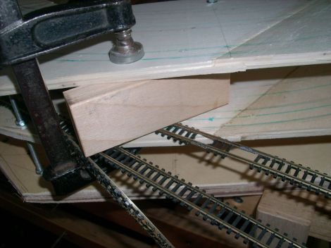 Darum Grundplatte ausgebaut und einfach oben auf das Segment abgelegt. So ließ es sich bedeutend besser arbeiten.
Um die längeren und deswegen hoffentlich stabileren, selbst gebogenen Schienenverbinder knickfrei (für die Gleise) ...