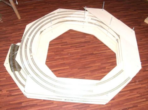 Die fast fertige Gleiswendel, jetzt mit 2 3/4 Windungen, außerhalb des Segments fertiggestellt.....