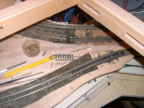 Der Lückenschluss ist fast geschafft. Bei dem unteren Gleis überlappen sich altes und neues Stück, dafür fehlt in der Mitte noch etwas.