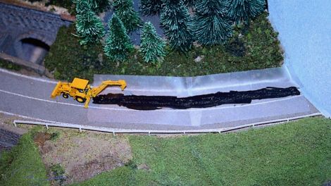 Ich entschloß mich dafür, die Baumaschine in einer Arbeitsstellung für den Heckbagger zu bauen. Natürlich mußte dann auch eine Baustelle angelegt werden. Ich habe den Bautrupp auf eine Straße geschickt, ...