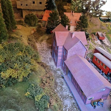 Hier geht die Reise  los . Bahnhof fiktive Zell im Wiesental