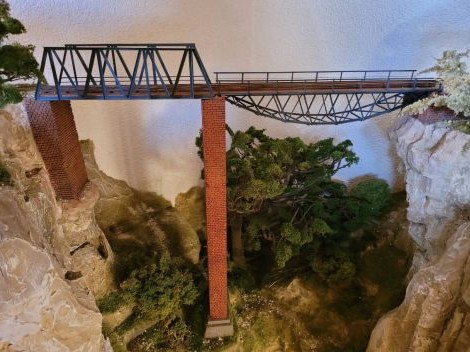 Die große Brücke  exsistiert nicht in der Schmalspuhrbahn. Aber  so etwas musste im Maßstab 1:45 mit verbaut werden.......