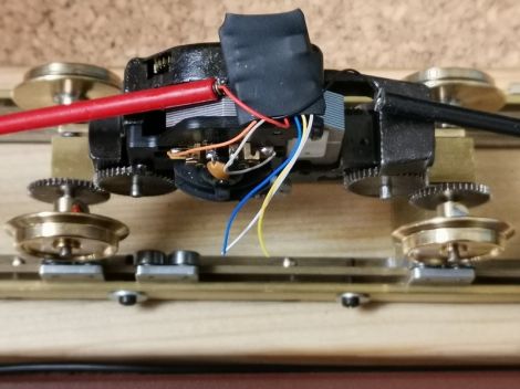 Der RPS wurde aus Teilen des selbstgebauten H0-RPS und Messingprofilen passend zur Spur 0 umgebaut und funktioniert bestens.
Die Rollen bestehen aus Alu-Platten mit je zwei Kugellager welche mit Schrauben ...