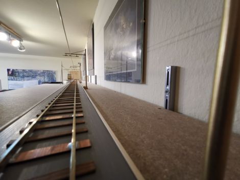 Damit Testfahrten nicht lange auf sich warten lassen müssen, ging es zügig weiter mit dem Bau der Oberleitung.