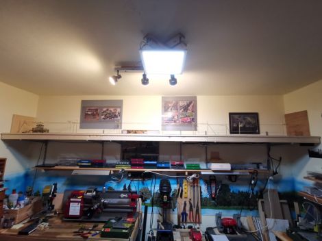 So sah es beim Bau in der noch "alten" Werkstatt aus.
Mittlerweile ist die Anlage einen Raum weiter gezogen. Ich war es irgendwann leid nur im Kunstlicht zu stehen. Auch ist ...