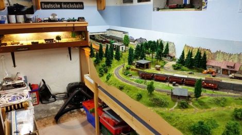 Im Hintergrund, der beleuchtete Schaukasten, Endbahnhof Böhme/Landesgrenze. Kann wahlweise als eigenständige Anlage genutzt werden, oder an die eigentliche Anlage angeschlossen werden.