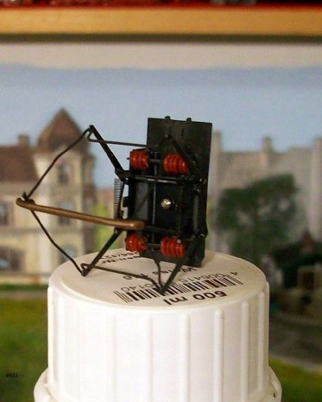 Stromabnehmer mit der Motorabdeckung verschraubt.