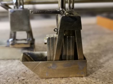 Die Gewichte sind genau ausbalanciert. Ich wollte auch erreichen das die Schranke beim heben oder senken etwas nachfedert. Das ist bei so kleinen Gewichten und dem ja starren Bäumen gar ...