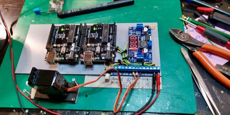 Die Steuerung........Die jeweiligen Arduino wurden mit verschiedenen Stellzeiten und minimaler Geschwindigkeits-Unterschiede programmiert um ein "mit der Hand gekurbelt" glaubhafter darzustellen.