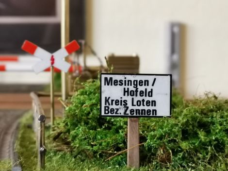 Bahnübergang ist auch Ortseingang......und alles nur ein Wortspiel....