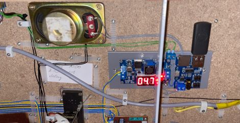Hier noch ein Bild vom Mp3 Player mit seinem Lautsprecher. Der USB-Stick enthält die von Audacity bearbeitete und angepasste Sound-Datei.