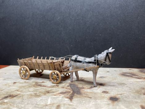 Dieser wurde sogleich an dem selbstgebauten Karren gespannt.....Die kleinen Holzräder haben richtig Spaß gemacht (was fürn ....... )
