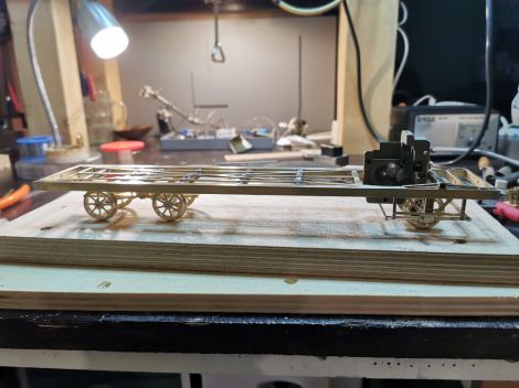 Der Hauptrahmen mit etwa 28cm länge. Der Motor ist wie immer von Märklin und direkt auf die Achse montiert.