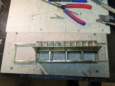 Eine Seite ist zum öffnen. Hier soll später die Elektronik rein.