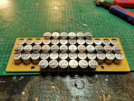 Da es sich ja um eine Akku-Lok---ok, nun um eine Hybrid-Lok handelt, wäre es ja doof den Batterieraum einfach leer zu belassen. Daher packte ich dort einen etwas grösseren Pufferspeicher ...