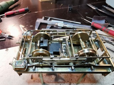Auf der Antriebsachse wurde einseitig ein Haftreifen aufgezogen.
Die Lok kam nach Fertigstellung auf etwa 700 Gram und hat ordentlich kraft.
Haben alle meine Loks und darum stehe ich so auf den ...