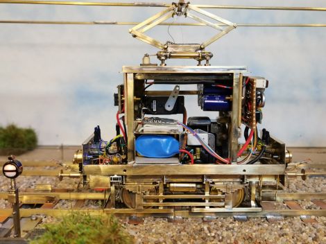 Auf freien Durchblick in den Führerständen muss ich eher verzichten.Mir ging es hier mehr um die Technik in der Lok.
Als Decoder kommt hier der ESU 5 zum Einsatz.