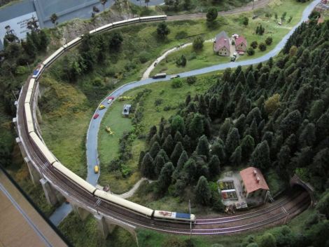 Am Adlitzgrabenviadukt sehen wir eine Doppelgarnitur ET4010 auf Bergfahrt