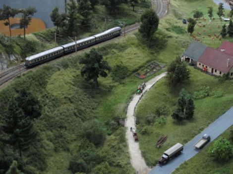 Ein VT5045 passiert den Bauernhof auf dem Weg Richtung Süden