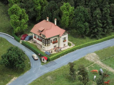 Die Villa "Waldheimat" ist ein sehr aufwendig gestaltetes Eigenbauprojekt und hat seinen würdigen Platz auf der Anlage gefunden