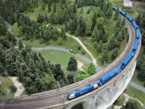 Ein Ganzzug mit einer WLB-Cargo-Lok rollt über die Kalte Rinne