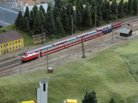 Zugkreuzung im Bahnhof Breitenstein: die Radtramper sind unterwegs