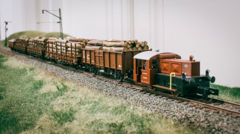 Die Köf drückt den Holzzug langsam Rückwärts nach Oberpyrkersdorf zurück. Der Zug ist lange an der Grenzlast der kleinen Maschine, im Original wie im Modell.