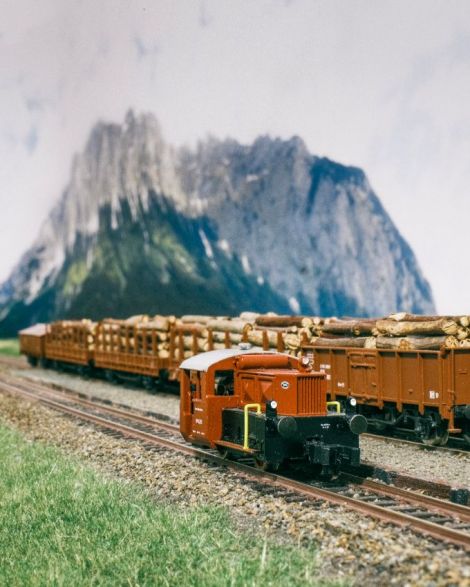 Im Bahnhof angekommen, wird einmal umgesetzt. Das Arnold-Modell läuft mit dem Glockenankerumbausatz von SB hervorragend. Digitalisiert habe ich sie mit ein D&H Kleindecoder, ein 220-Ohm-Widerstand schützt den 6V-Motor, damit kommt ...