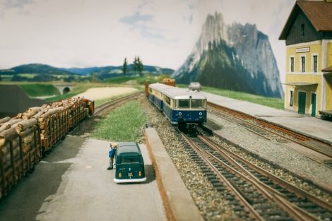 Die Rungenwagen kommen auch temporär runter aufs Ladegleis. Sie gehen später nach Unterschweinstadt. Der offene Wagen mit Holz steht noch am Hausbahnsteig, weil andere Destination. Auf Gleis 2 fährt der ...