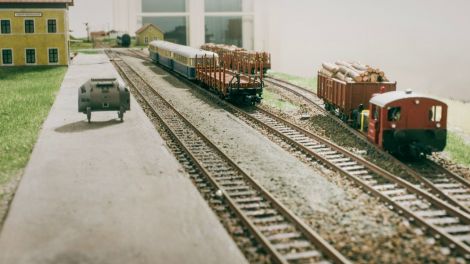 … und drückt ihn als letzten der Reihe aufs Ladegleis. Der P0817 hat noch einen Rungenwagen gebracht, der muss zur Ladestelle. Das Piko-Modell des Triebwagens hatte analog einen starken Anfahr-Ruck, ...