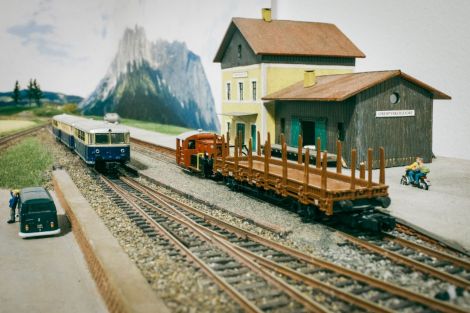 Die Köf ist vielbeschäftigt, und ist schon wieder auf dem Weg zur Ladestelle.
