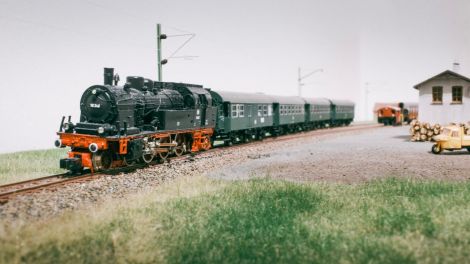 Während die Köf pausiert, rauscht der P8022 mit einer T18 an der Ladestelle vorbei. Die alte Fleischmann-Dame fährt mit Glockenanker sehr gut. Die Räder möchte ich noch irgendwann mal aufmöbeln ...