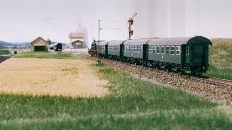 Der Personenzug bei der Einfahrt in Oberpyrkersdorf.