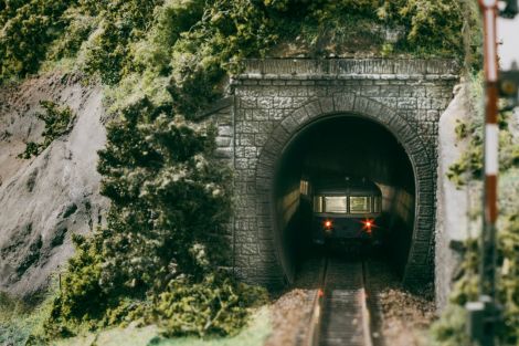 Tunnel durch den Pyrkerfels. Dies ist mein ältestes Modul in Original-Gestaltung, Baujahr 2002, noch 20 cm breit (alle anderen 30 cm).