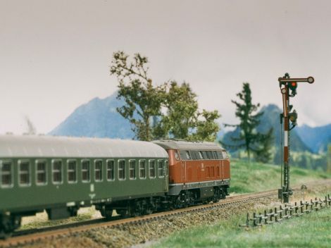 Aus dem gleichen Tunnel dröhnt wenig später eine V160 mit dem D822. Offenbar ist in Oberpyrkersdorf irgendetwas im Gange, denn der D-Zug sollte eigentlich nicht am Einfahrtsignal angehalten werden. Vielleicht ...