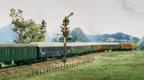 Denn wenig später erhält der D822 Einfahrt. Die V160 stammt von Brawa, war eine Zeit lang mal so um die 65 EUR zu ergattern, und läuft ausgezeichnet. Nur leider ist ...
