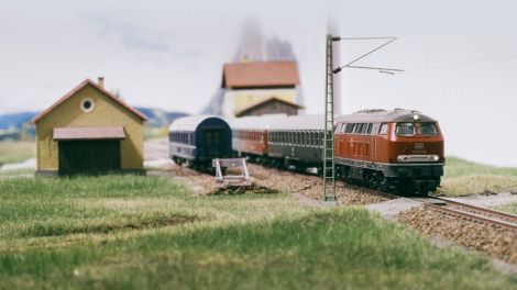 Bis hier ist die Elektrifizierung schon gekommen. Während ich diese Zeilen schreibe, stehen die ersten Masten im Bahnhofsbereich.