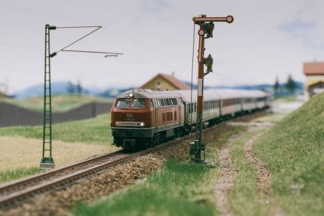 Der Zug beschleunigt auf das gerade Streckenstück bis Lokingen.