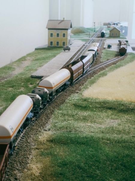 Den Auftakt macht der Nahgüterzug Ng0824, der hier gezogen von einer ÖBB 2043 langsam in Gleis zwei reinschlängelt. Der Zug bringt hinten zwei Wagen für Pyrkersdorf Ladestelle. Dem Haus-zu-Haus-Containerwagen (dritter ...