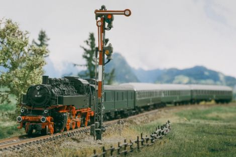 Hier die ganze Fuhre am südlichen Einfahrtsignal. Das Fleischmannmodell habe ich mit Maxon-Motor ausgestattet. Der SB-Umbausatz enthält einen recht groß dimensionierten Motor. Für den muss der Kessel innen geschwächt werden. ...