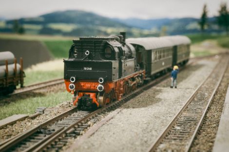 Sie kommt auf Gleis 2 zum Stehen und wartet die Kreuzung mit einem D-Zug ab, welcher seinerseits in Oberpyrkersdorf durchfährt.