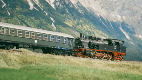 Am Haken hat sie zwei Eilzugwagen, welche von der ÖBB modernisiert wurden.