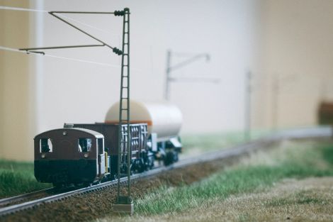 … mit einer Lieferung Treibstoff und einem weiteren offenen Wagen für weiteren Holztransport.