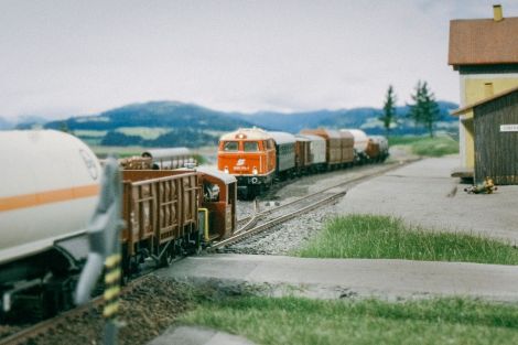 Zum Schluss hat die Köf noch den inzwischen beladenen Behälterwagen hinten an den Nahgüterzug drangesetzt. Während der Ng seine Bremsprobe macht, ist die Köf schon unterwegs zur Ladestelle …