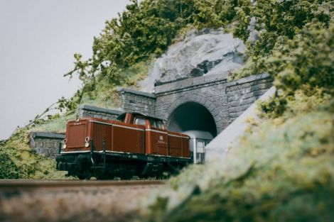 Letztes Bild vom Eilzug beim Verlassen des Tunnels auf den letzten Zentimetern vorm Fiddle Yard.